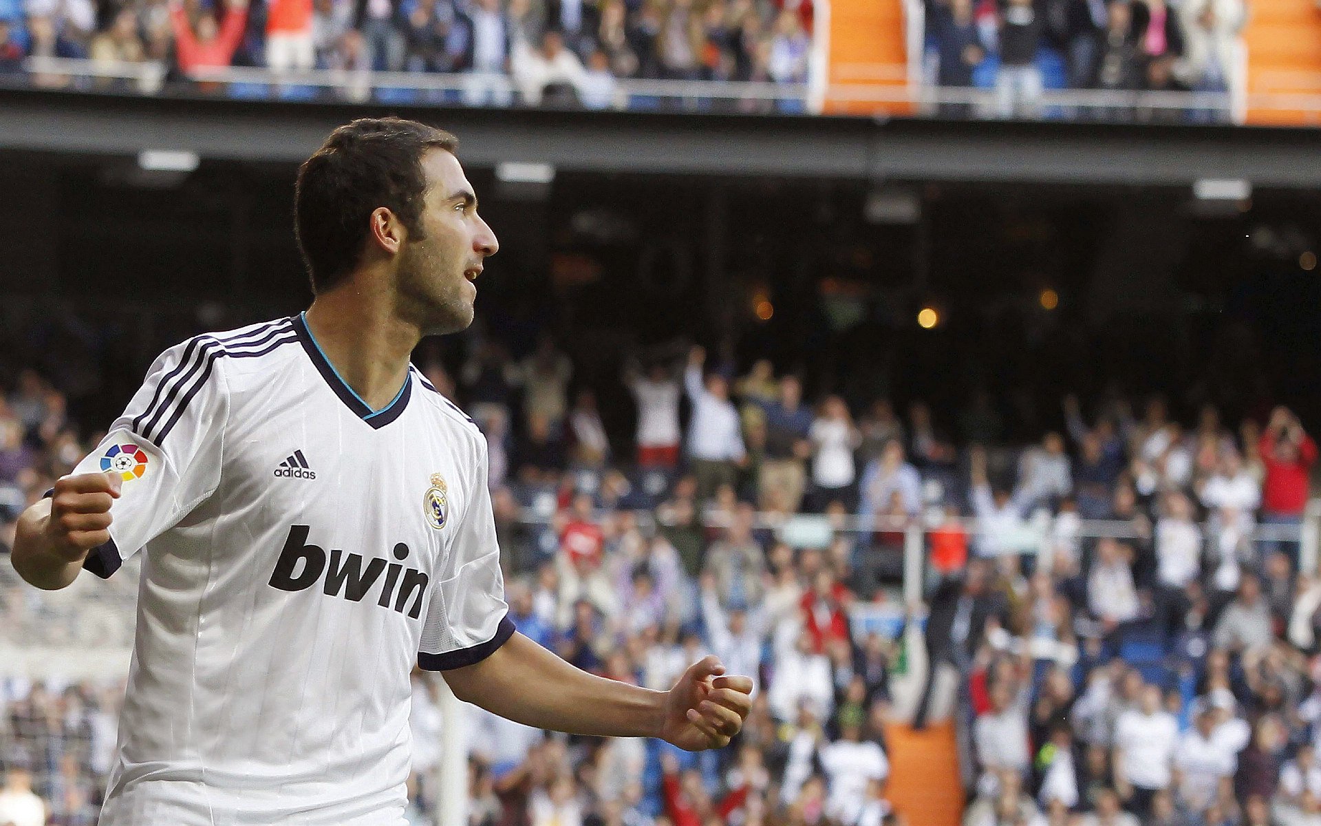 激动瞬间！李明突破防守，妙传助攻张伟得分！，李明is